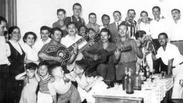 Festejo de fin de año en 1952 en el bar 25 de Mayo, que estaba ubicado en la esquina de Ituzaingó e Independencia. Los músicos deleitan a hombres, mujeres y chicos en lo que parece haber sido una larga y entretenida noche..