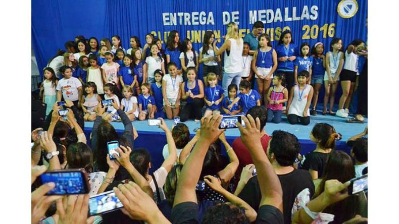 TODAS PARA LA FOTO. Las chicas del patín artístico recibieron sus medallas..