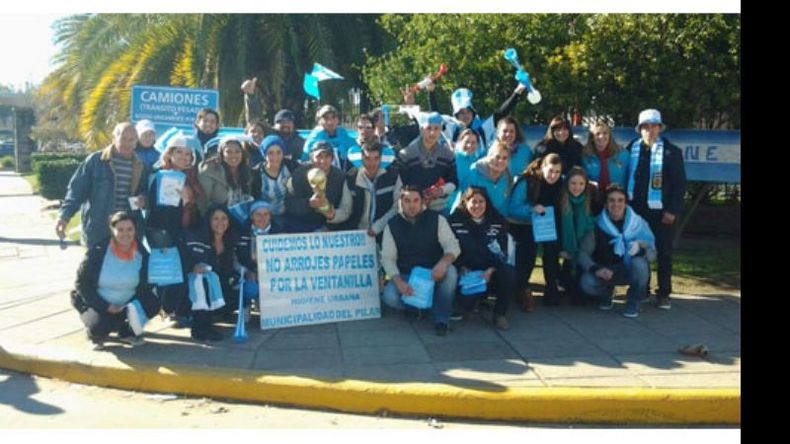 ES UN BUEN MOMENTO. El área de Higiene Urbana aprovechó la gran cantidad de gente que ayer circuló por Pilar para seguir concientizando sobre la necesidad de mantener limpio a Pilar… y de paso alentar a la Selección..