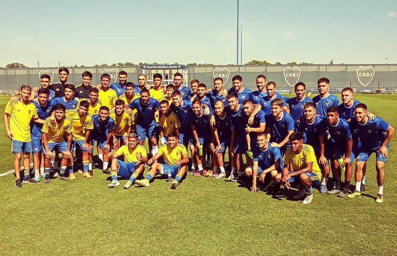 Deportivo Metalúrgico junto al plantel de Reserva de Boca Juniors en Ezeiza.
