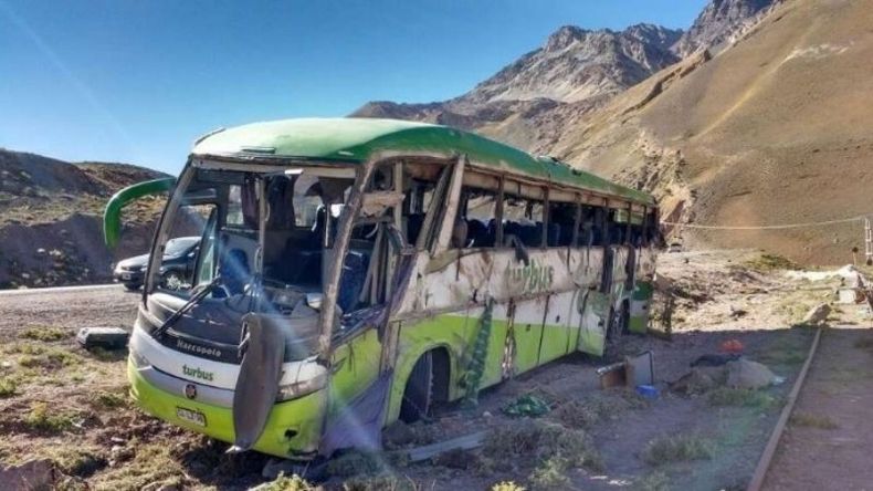 Destrozado. Así quedó el micro en el que fallecieron 15 personas. .