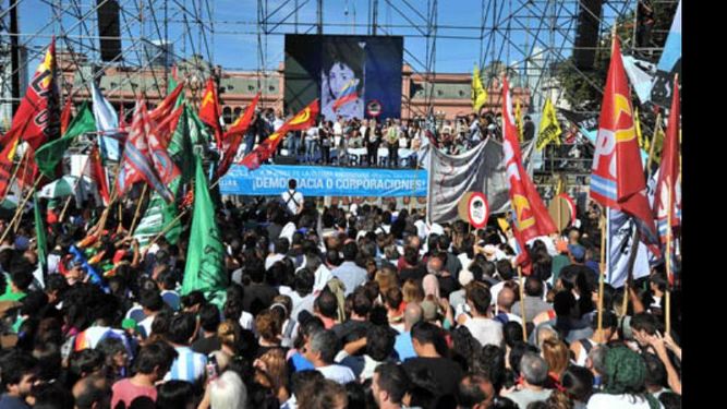 Tras el episodio, los militantes fueron hasta la Plaza de Mayo..