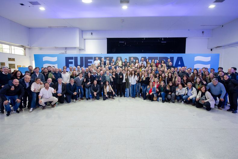 UNIDAD. Axel Kicillof, con dirigentes de los distintos sectores del peronismo.