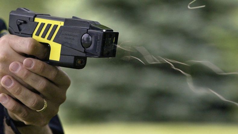 El proyecto establece que el uso de estas armas quedará limitado a situaciones en las que los medios no violentos resulten ineficaces o insuficientes.