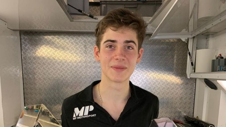 Doble trofeo.. Franco Colapinto con los premios del triunfo y el tercer puesto en Monza..