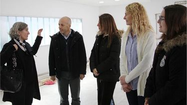 RECORRIDA. Ducoté junto a funcionarios..