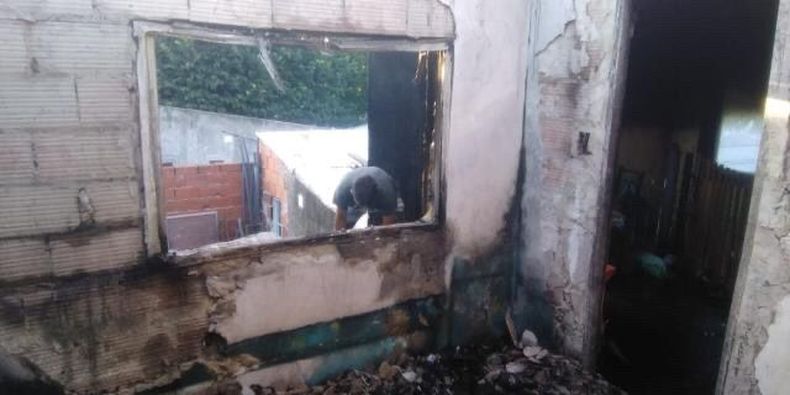 El incendio se desató en la madrugada de ayer y produjo pérdidas totales en uno de los ambientes.&nbsp;