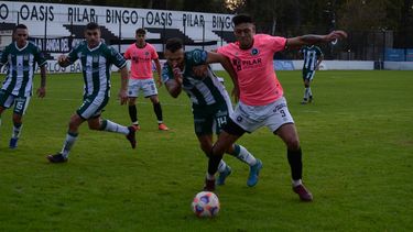 CUIDA LA PELOTA. Samaniego debutó en la derrota 3-2 ante Excursionistas.