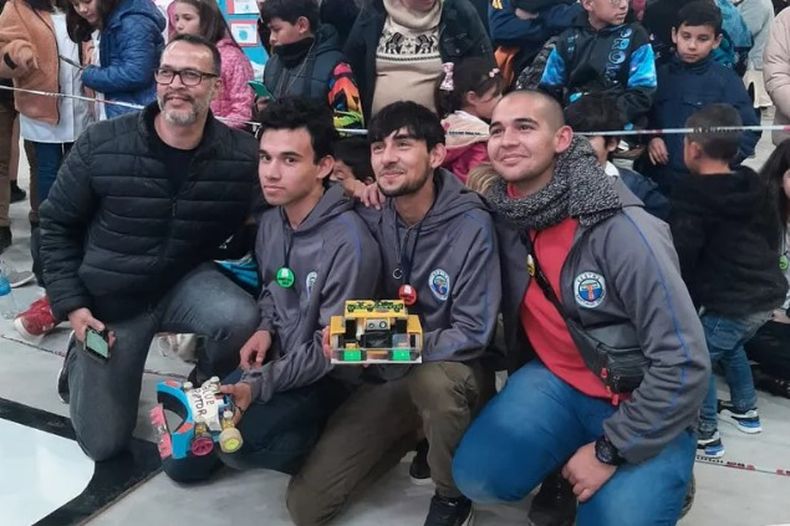 Parte del equipo de la Técnica 2 que ganó el Regional.