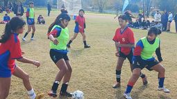 A JUGAR. Los partidos de Fútbol 5 se disputaron en el polideportivo de Pilar.