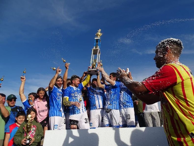 CAMPEONES. Atlético Astolfi +35 levantan el trofeo de la Liga Barrios Unidos.