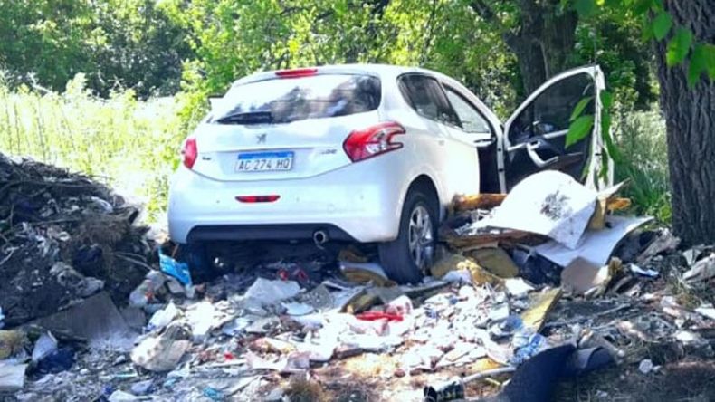 NO VA MÁS. El auto quedó atascado en un basural. .