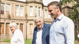 VISITA. Pepe Mujica y Lucía Topolansky junto a Federico Achával, durante la visita al Pellegrini, en abril de 2023.