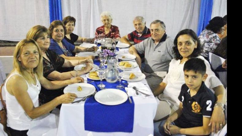La comunidad educativa y ex alumnos festejaron por la noche en el Club Derqui..