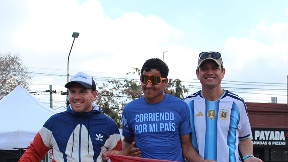 PREMIADOS. De Elia, Gómez y Cena en el podio de los 10K de Pilar.