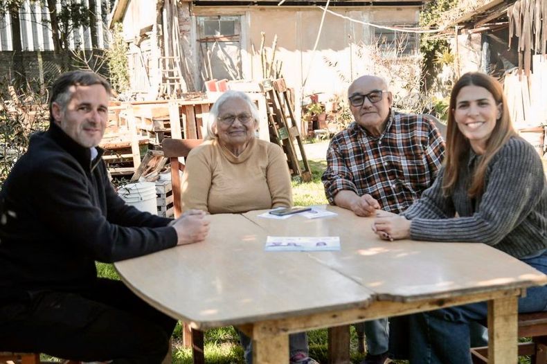 EN CAMPAÑA. Achával y Peralta entregaron la boleta a Marta y Carlos.