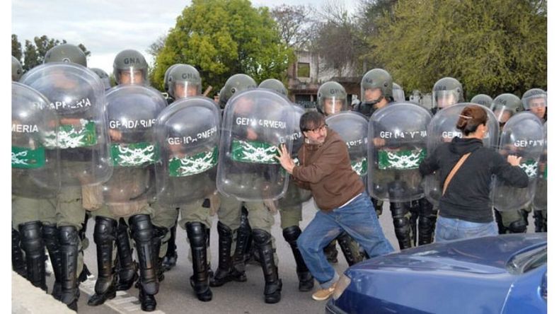 Forcejeos. Hubo cinco detenidos e igual cantidad de heridos..