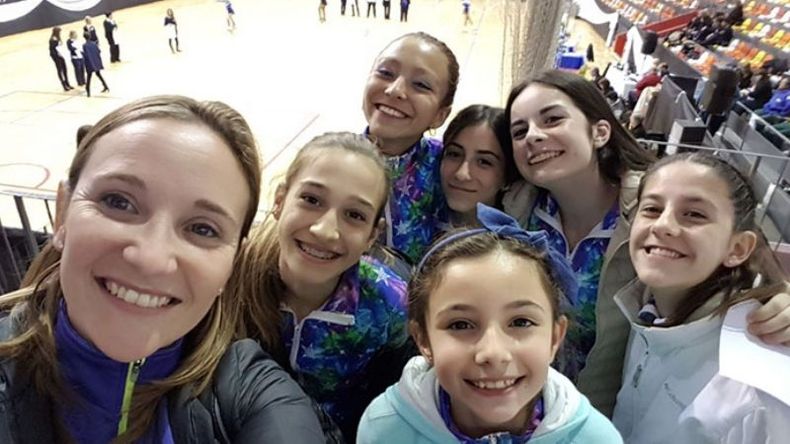 SELFIE. Burzo, junto a sus alumnas, en el estadio de San Juan..