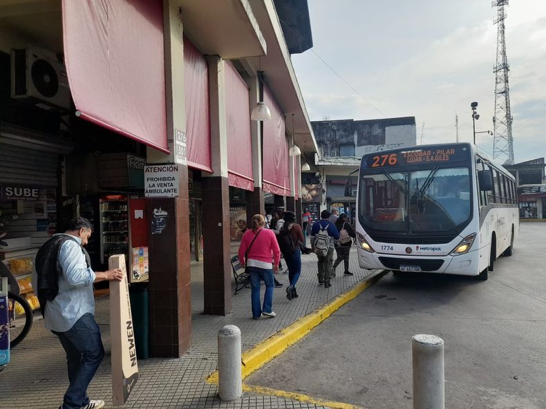 La línea 276, una de las pcas que funcionan en Pilar durante el paro.