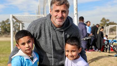 DEPORTE. Federico Achával acompañó a los chicos para realizar sus aptos deportivos.