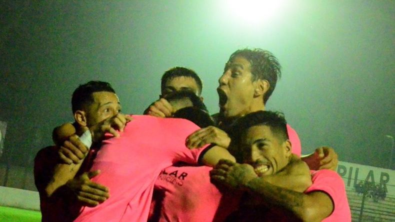 ABRAZOS. Real Pilar quiere volver a festejar como local en la noche del sábado. (FOTO: Fredy Caballero)..