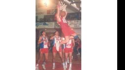 La potencia de Currat, como en esta volcada, era otro de los sellos del equipo..