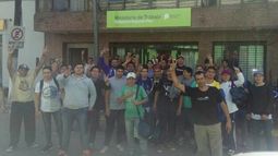 Trabajadores de Campos Austral frente a la sede local del Ministerio de Trabajo..