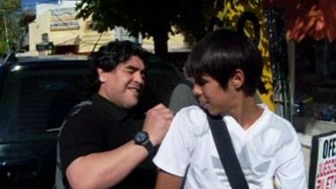 AUTÓGRAFO. Diego le firma la remera a un fan pilarense..