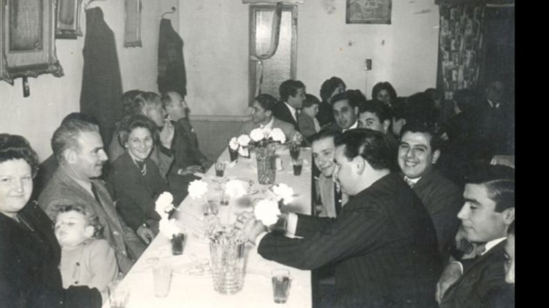 21 de septiembre de 1960. Vecinos de Pilar en el Copetín de Primavera en la sede de la Asociación Italiana. De izq. a der.: Nilda Rossi de Trofelli con su hija Emilce en brazos, Roberto Trofelli, Élida Perlo y su esposo Raúl Mazzarelli, Jauand, Héctor Tata Castro, Tony Spadaro, Juan Alasia, López, Walter Agustín Chiquito Rossi y Juan Ferretty..