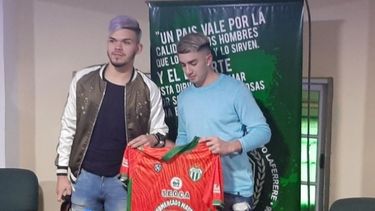 PRESENTACIÓN. Loza y Hernández con la camiseta del Villero (prensa Deportivo Laferrere)..