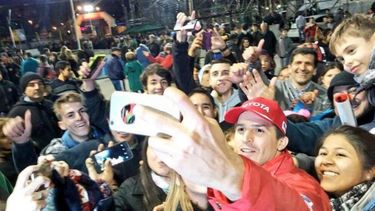 ÍDOLO. Rossi se saca una selfie con sus fans antes de correr la final en el callejero santafecino..