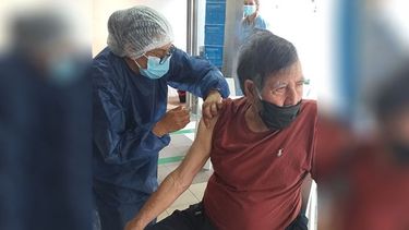 Don Juan, vacunado primera dosis. 84 años. Excelente atención con los abuelos. Gracias a todo el personal de salud. Clau Mendieta / @mendiclau..