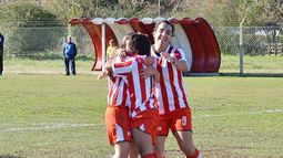 (FREDY CABALLERO). ABRAZO. Pájaro y Gallo abrazan a Tamara Frías, que ponía el 2-0 de Atlético..