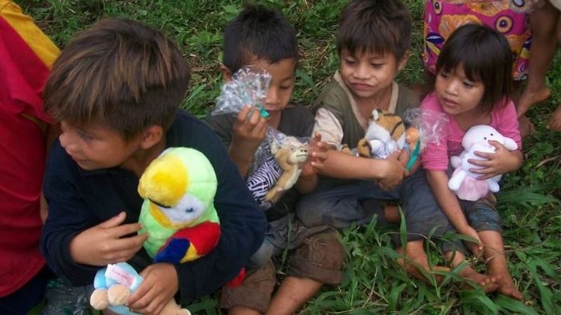 Chicos de Misiones, disfrutando de las donaciones el año pasado..