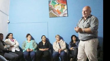 CHARLA. Corcuera, con vecinos..