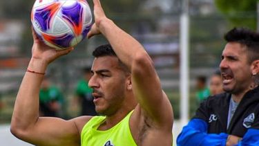 A JUGAR. Leandro Albornoz hace el lateral y Silva, de fondo, dando indicaciones.