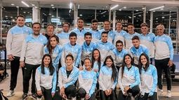 Daiana y Belén con el equipo argentino que viajó a Alicante..
