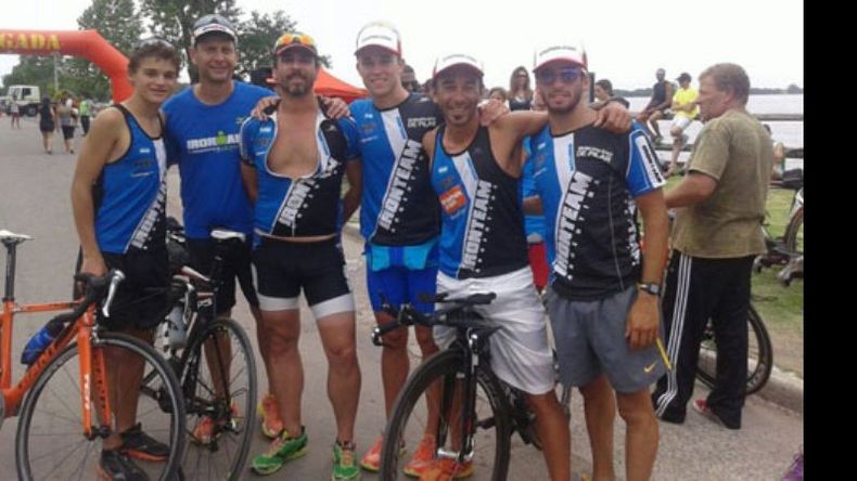 Los 5 representantes del Iron Team, en la laguna de Monte..