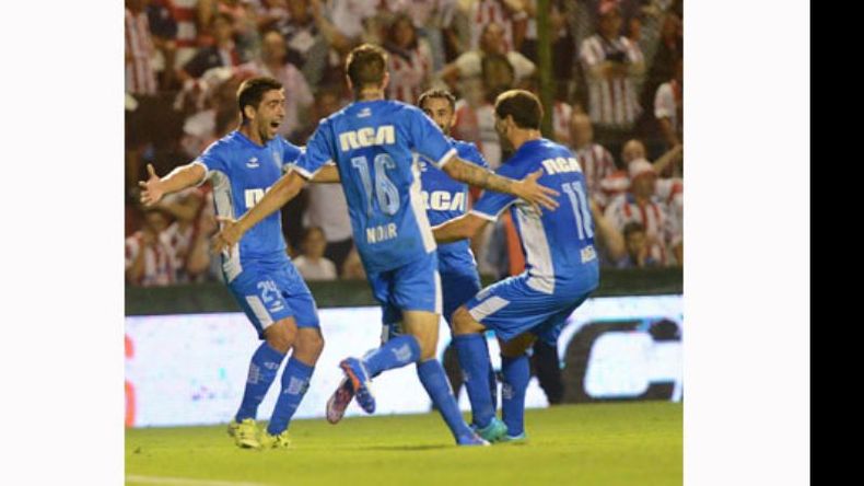 FELICIDAD. Díaz busca el abrazo de sus compañeros tras concretar el 2-1..