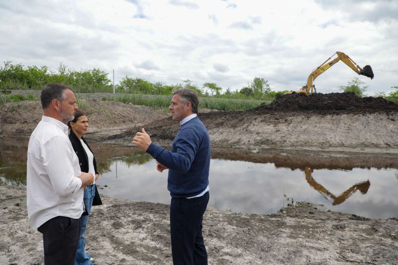 RECORRIDA. Federico Achával estuvo acompañado por Santiago Laurent y Soledad Peralta.