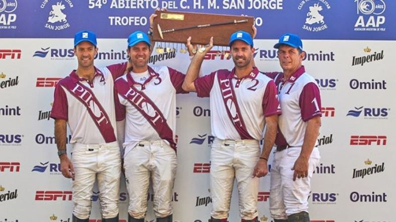 CAMPEONES. Facundo, Nicolás y Gonzalo Pieres junto al patrón, Curtis Pilot. (FOTO: Christian Grosso - Prensa AAP). .