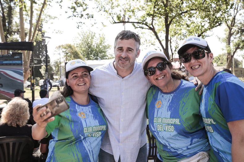 ENCUENTRO. Achával anunció las obras a los vecinos en el Paseo Del Viso.
