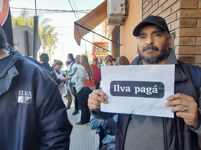 Los trabajadores se movilizaron esta mañana acompañados por sus familias a la delegación local del Ministerio de Trabajo.&nbsp;
