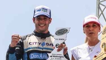 FELICIDAD. Azar festeja su segundo podio en la temporada del TC Pista.