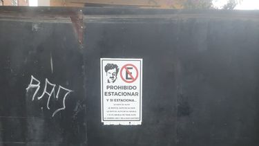 Intimidante. Así luce este cartel en la calle Chacabuco, entre Bolívar y Lorenzo López, Pilar centro. Jorge.