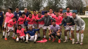 SONRISAS. Los jugadores de Real festejan el triunfo en Campana, tras 4 partidos sin ganar.