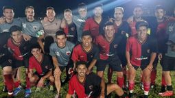 FINALISTAS. Los pibes de Derqui festejan la clasificación en Alberti. (Foto Prensa Derqui).