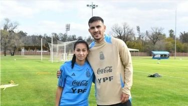 Belén Ludueña con Leandro Paredes en el predio de Ezeiza.