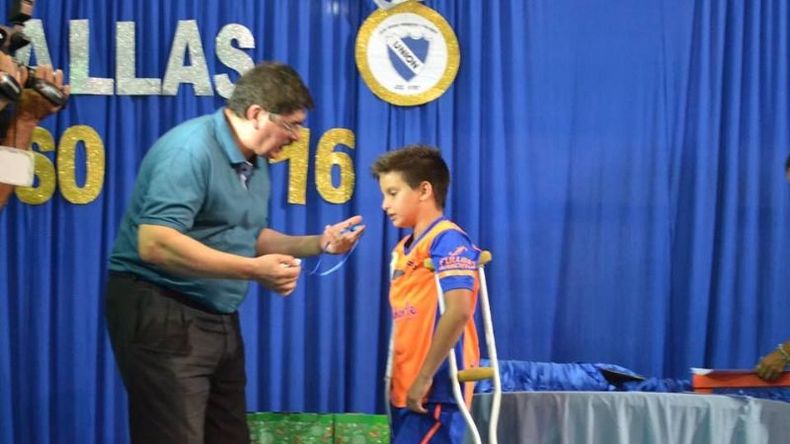 El presidente Omar Carlotto entrega la medalla de mejor deportista a Santiago Fretes. Foto Víctor Hugo Koprivsek..