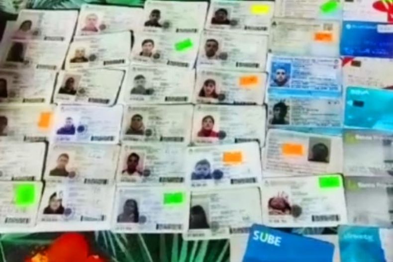 En los allanamientos se secuestraron armas de fuego y más de 20 documentos de identidad.&nbsp;